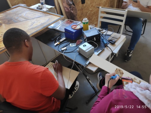 L'artiste en train de travailler dans son atelier